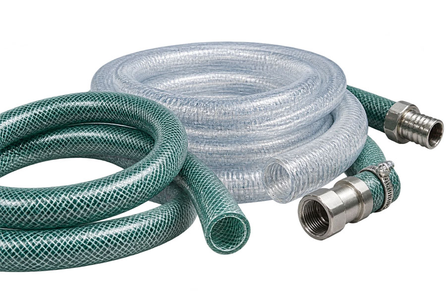 شیلنگهای PVC شفاف و تقویتشده همراه با اتصالات فلزی در محیط صنعتی